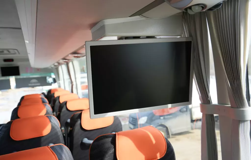 arenda-avtobusa-vyhod-vnutri-salona-tv-sistema Аренда автобуса выход внутри салона тв система